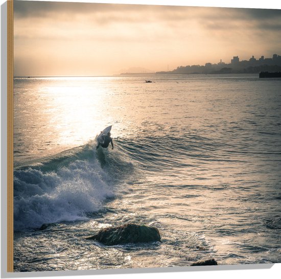 WallClassics - Hout - Surfer op Zee aan de Kust - 80x80 cm - 12 mm dik - Foto op Hout (Met Ophangsysteem)
