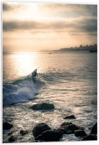 WallClassics - PVC Schuimplaat- Surfer op Zee aan de Kust - 60x90 cm Foto op PVC Schuimplaat