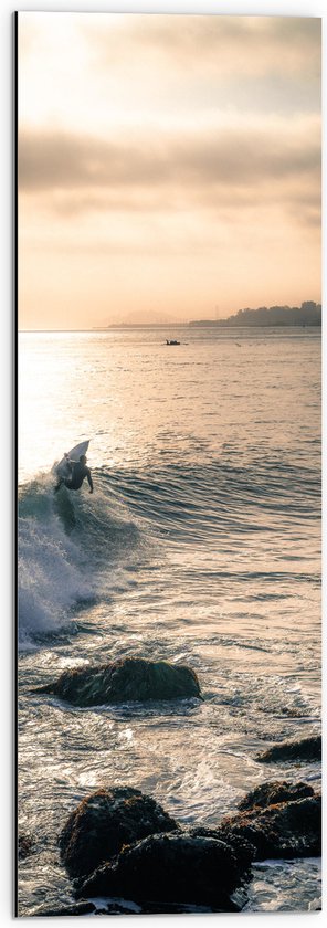 WallClassics - Dibond - Surfer op Zee aan de Kust - 30x90 cm Foto op Aluminium (Met Ophangsysteem)