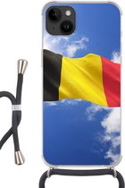 Geschikt voorApple Iphone 14 Plus - Crossbody Case - De vlag van België wappert in de lucht - Siliconen - Crossbody - Backcover met Koord - Telefoonhoesje met koord - Hoesje met touw