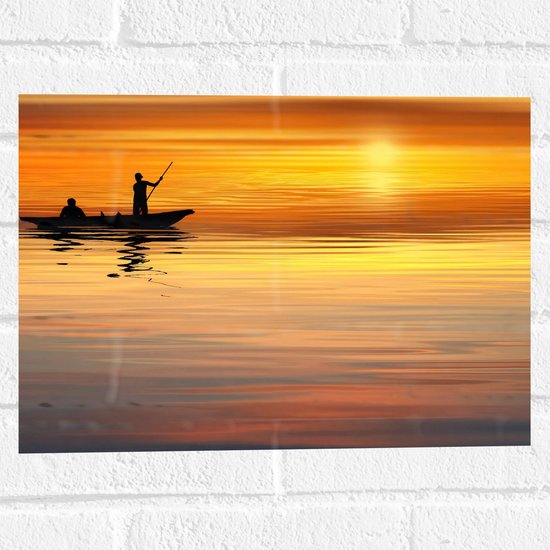 WallClassics - Muursticker - Silhouet van Visser op Boot met Zonsondergang - 40x30 cm Foto op Muursticker