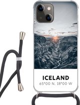 Hoesje met koord Geschikt voor iPhone 13 Mini - IJsland - Zon - Bergen - Siliconen - Crossbody - Backcover met Koord - Telefoonhoesje met koord - Hoesje met touw