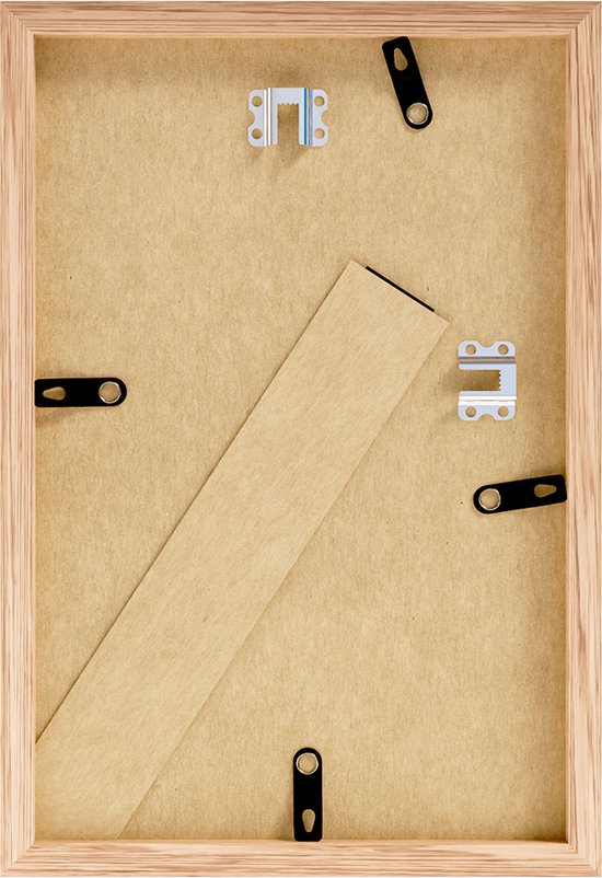 Achterkant van een houten fotolijst met staander en ophangclip.