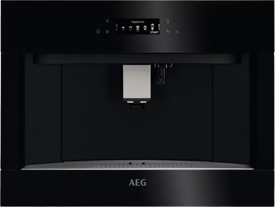 Zwarte inbouw koffiemachine met geborsteld roestvrij stalen uitloop en AEG logo.