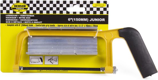 Gele zaagbeugel met zwart handvat en een 150mm junior zaagblad, met een verstekbak. Inclusief Benson Tools logo.