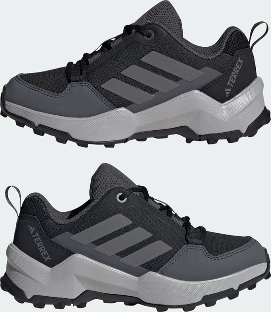 Zwarte wandelschoenen voor kinderen met grijze accenten en Adidas Terrex logo.
