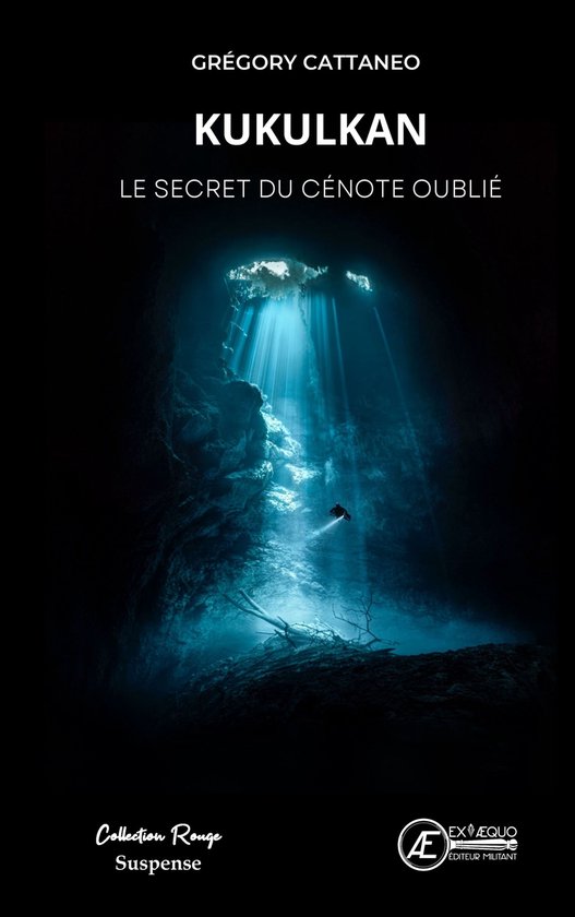 Couverture du livre "KUKULKAN LE SECRET DU CÉNOTE OUBLIÉ" par GRÉGORY CATTANEO. Un plongeur avec lampe torche dans une grotte souterraine avec des rayons de lumière bleus venant d'en haut.