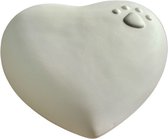 Wit hartvormig object met een dierenpootafdrukje in reliëf aan de bovenzijde.