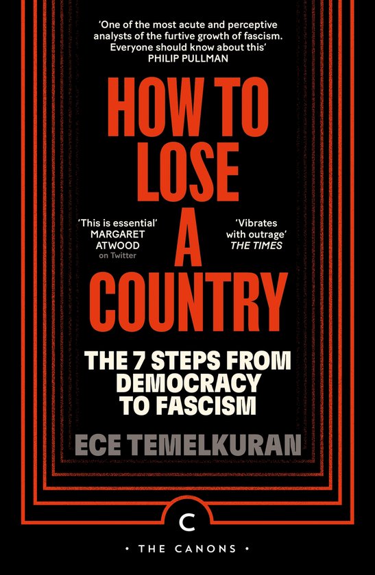 Livre "How to Lose a Country" avec le texte "The 7 Steps From Democracy to Fascism" par Ece Temelkuran, en lettres orange sur fond noir.