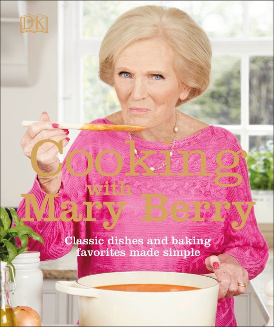 Mary Berry in een roze trui proeft soep met een houten lepel. Titel: Cooking with Mary Berry.