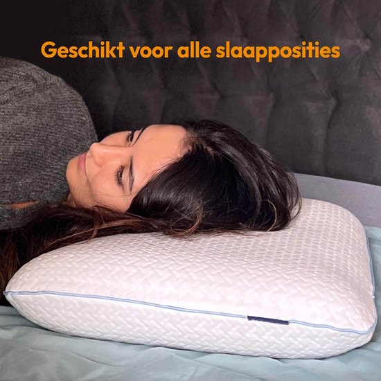 Vrouw slaapt op haar zij op een wit kussen met blauwe bies. De tekst 'Geschikt voor alle slaapposities' staat boven de afbeelding.