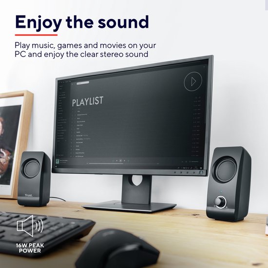 Twee zwarte Trust speakers naast een computer monitor, die een playlist afspeelt. 16W piekvermogen.