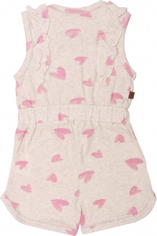 Lichtroze jumpsuit met all-over hartjesprint en ruches bij de schouders. Taille met elastiek en trekkoord.