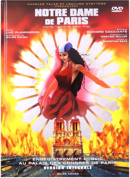 DVD hoes voor Notre Dame de Paris met een vrouw in een rode jurk boven de Notre Dame kathedraal met vuur.