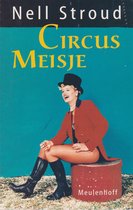 Nell Stroud Circusmeisje. Vrolijk zittende vrouw in circuskostuum met zwarte hoge hoed, rode jas, visnetpanty en zwarte laarzen.
