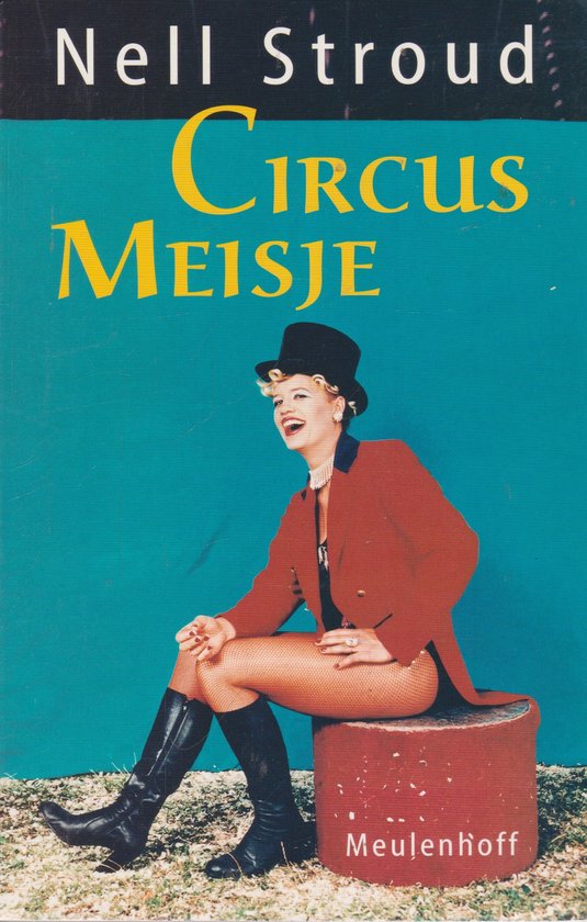 Nell Stroud Circusmeisje. Vrolijk zittende vrouw in circuskostuum met zwarte hoge hoed, rode jas, visnetpanty en zwarte laarzen.