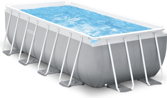 Een Intex rechthoekig zwembad met grijze zijkanten, witte steunbenen en blauw water, geplaatst op een zwarte achtergrond.