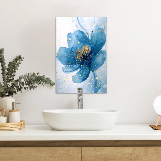 Peinture abstraite d'une fleur bleue avec des éclaboussures dorées, suspendue au-dessus d'un lavabo.