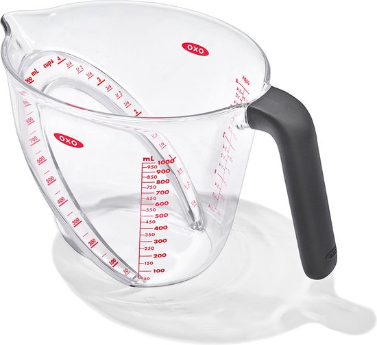 Pichet mesureur transparent de 1 litre avec échelle inclinée en ml, marques rouges et poignée noire.
