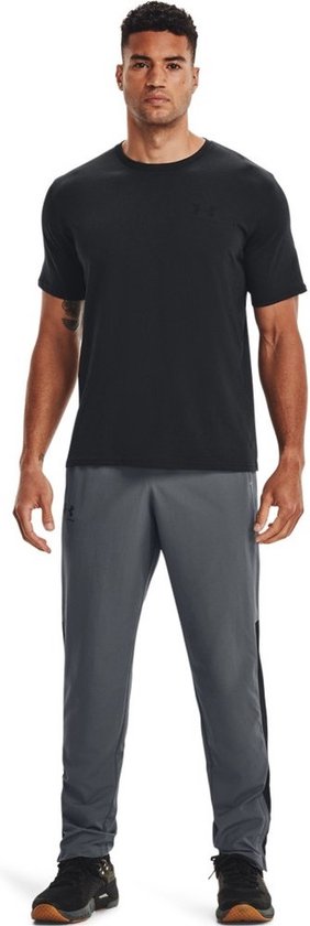 Zwart sportshirt van Under Armour met zwart logo op de borst, gedragen door een man.