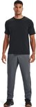 Zwart sportshirt van Under Armour met zwart logo op de borst, gedragen door een man.
