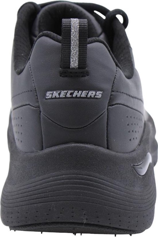 Achterkant van een zwarte sneaker met 'SKECHERS' logo op de hielband.