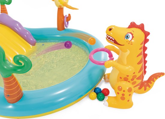Gele opblaasbare dinosaurus met oranje vlammen die een roze ring gooit.
