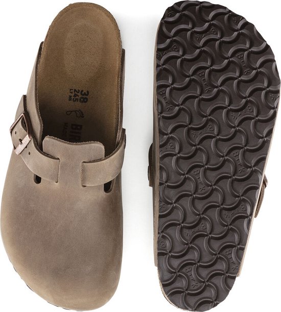Bruine Birkenstock Boston klompen, bovenkant en onderkant zichtbaar.