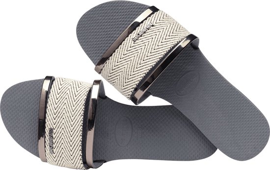 Grijze Havaianas slippers met geweven band, zilverkleurige rand en logo.