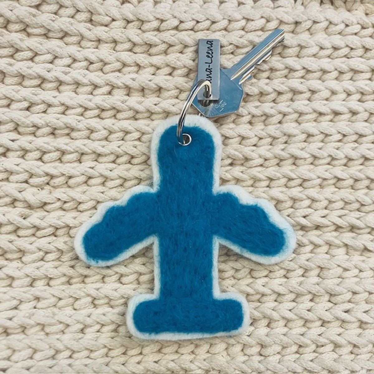 Luna-Leena duurzame vliegtuig sleutelhanger - tas bedel - plat - blauw - vilt wol - handgemaakt in Nepal - cadeau - tashanger - airplane keychain - voertuig cadeau - stoer kado - gift - reishanger - vaderdag - bag charm
