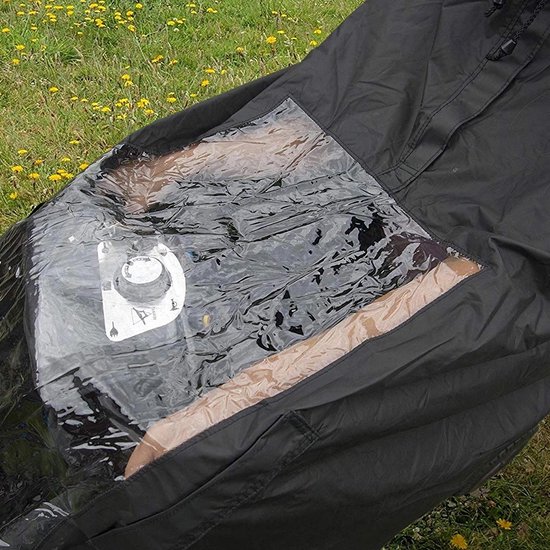 Zwarte regenponcho met doorzichtig venster en een rol opgerolde stof erin.
