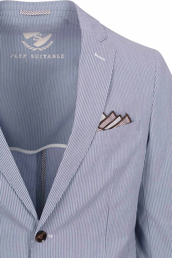 Gedetailleerde foto van de kraag en borstzak van een blauw gestreept colbert met pochet.