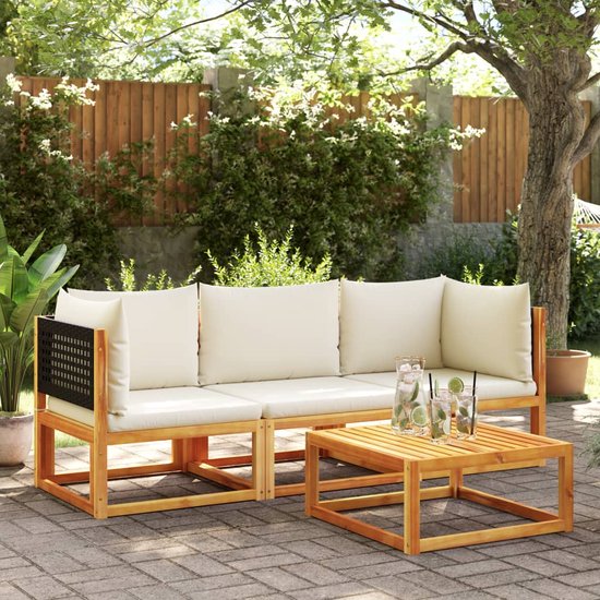 Houten hoekbank met crème kussens in een tuin, naast een salontafel met drankjes.