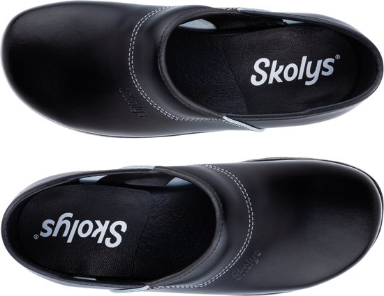 Twee zwarte Skolys klompen, van bovenaf gezien, met witte stiksels.