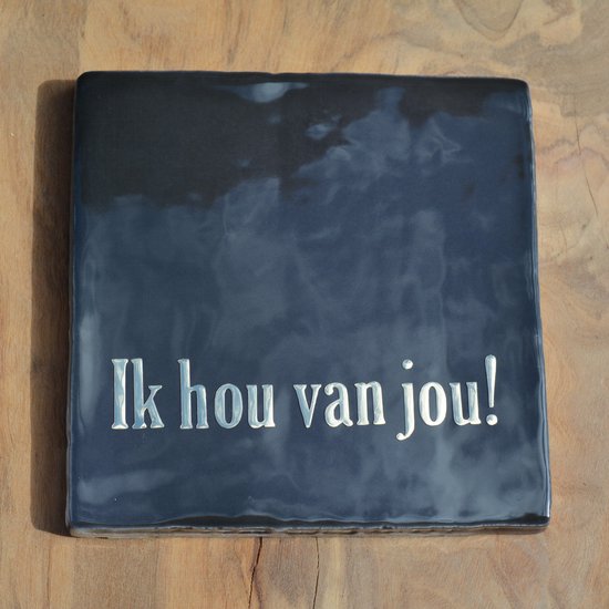 Leuk tegeltje met print - Uniek kado - Leuktegeltje.nl - Tegeltje met tekst - Tegeltje met print – i love you – Uniek cadeau – Ik hou van jou - Tegeltje zwart met gouden print en zwart eiken standaard - spreuktegel