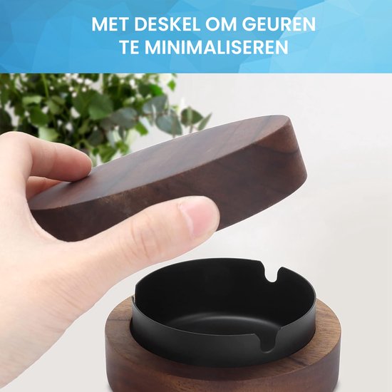 Hand verwijdert het deksel van de bruine houten asbak om geuren te minimaliseren.