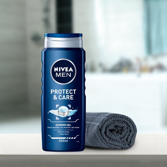 NIVEA MEN Protect & Care douchegel fles met een opgerolde grijze handdoek op een witte plank.