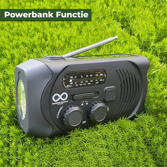 Zwarte noodradio met zonnepaneel, zilveren antenne, grote draaiknoppen en SOS-knop.