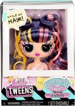 LOL Surprise Tweens stylinghoofd met lang, paars, geel en roze haar in knotjes, donkere huid, grote ogen en roze top.
