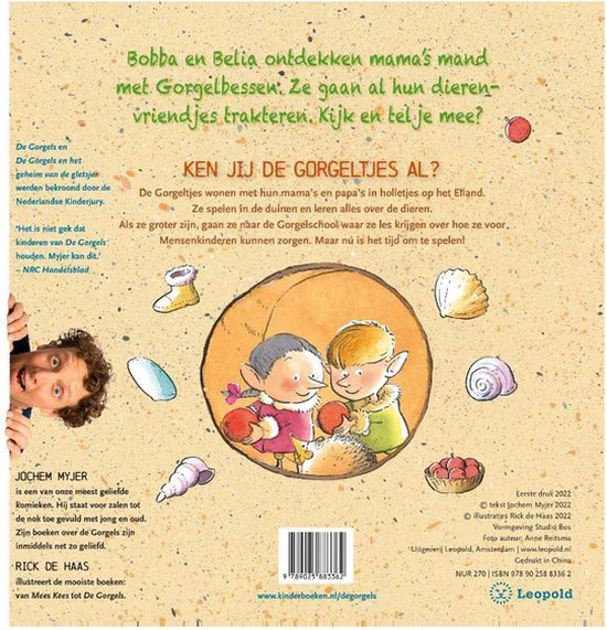 De achterkant van het boek 'De Gorgeltjes trakteren de dieren' toont een jongen die uit een gat gluurt en twee elfachtige wezens met appels, omringd door schelpen en laarzen.