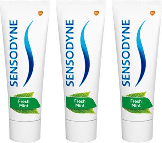 Drie tubes Sensodyne tandpasta Fresh Mint met groene bladeren