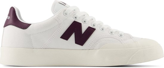 Witte canvas New Balance sneaker met bordeauxrode N-logo en hielaccent.