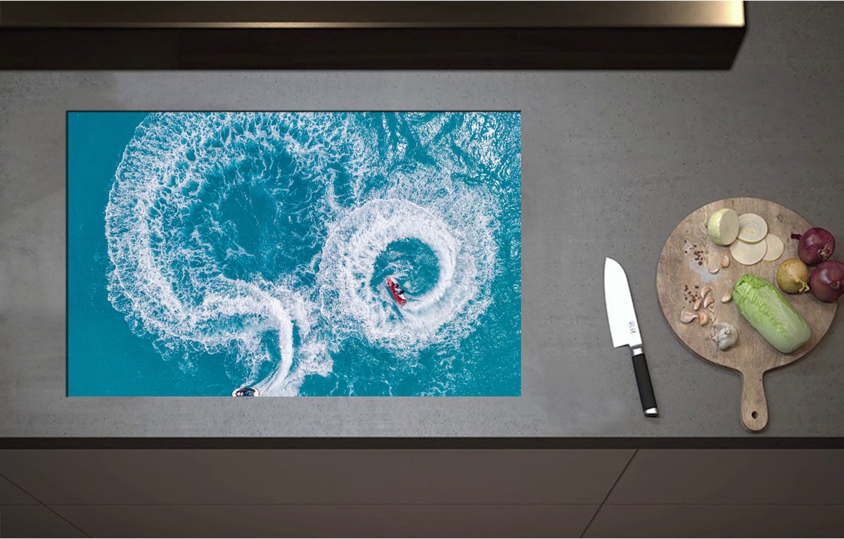Inductieplaat Beschermer - Bovenaanzicht van Stuntende Jetski's op Golven van de Zee - 85x51 cm - 2 mm Dik - Inductie Beschermer - Bescherming Inductiekookplaat - Kookplaat Beschermer van Zwart Vinyl