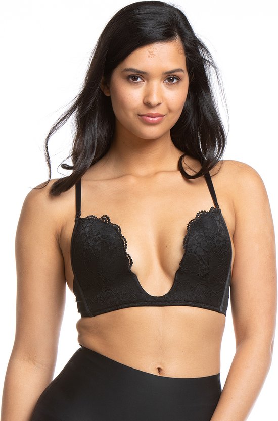 Model draagt een zwarte kanten plunge beha met diepe V-hals en kanten rand langs de cups.