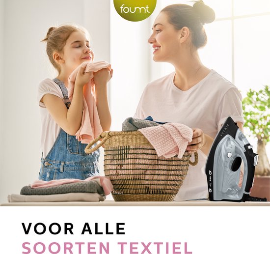 Moeder en dochter vouwen kleding, met een strijkijzer op de voorgrond.
