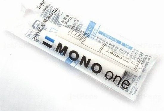 Verpakking met twee witte Tombow MONO ONE gum refills, met zwarte en blauwe tekst.