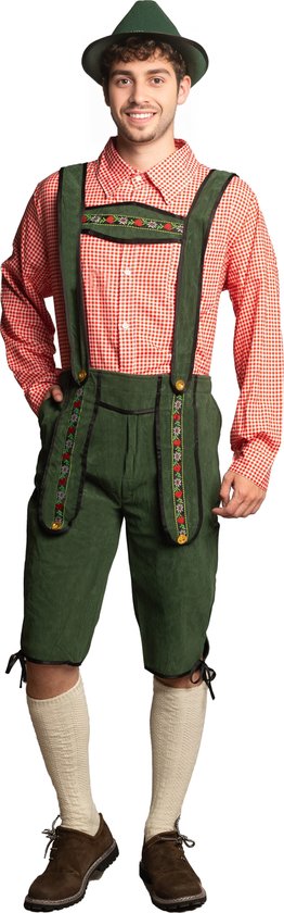 Homme portant une chemise verte à carreaux rouges, un lederhose vert avec bretelles et un chapeau vert.