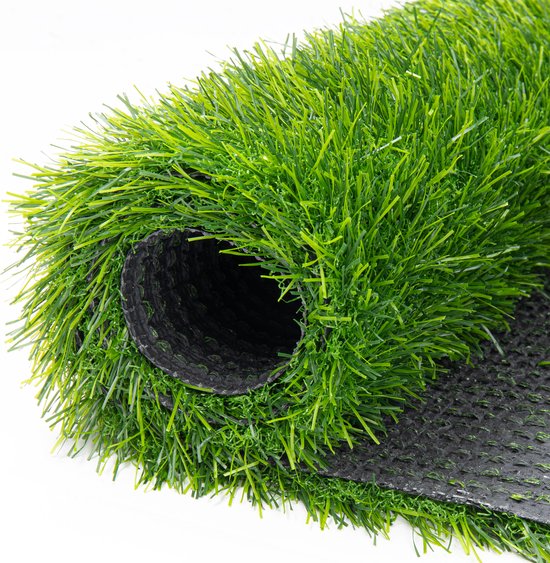Een opgerolde rol groen kunstgras, met zichtbare zwarte backing en groene sprieten.
