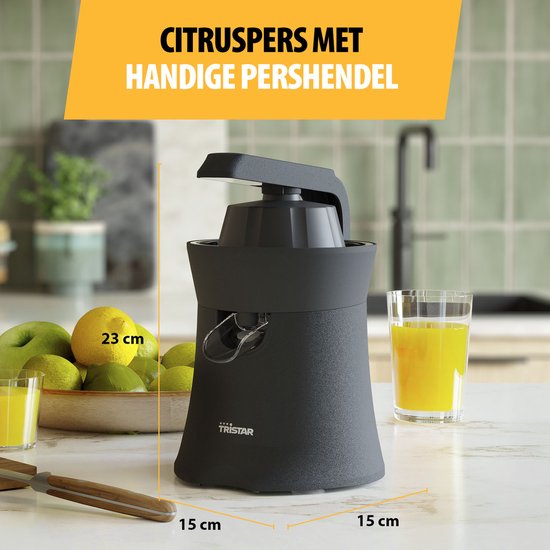 Zwarte Tristar citruspers met sinaasappels, glazen sap en afmetingen 23x15x15 cm.