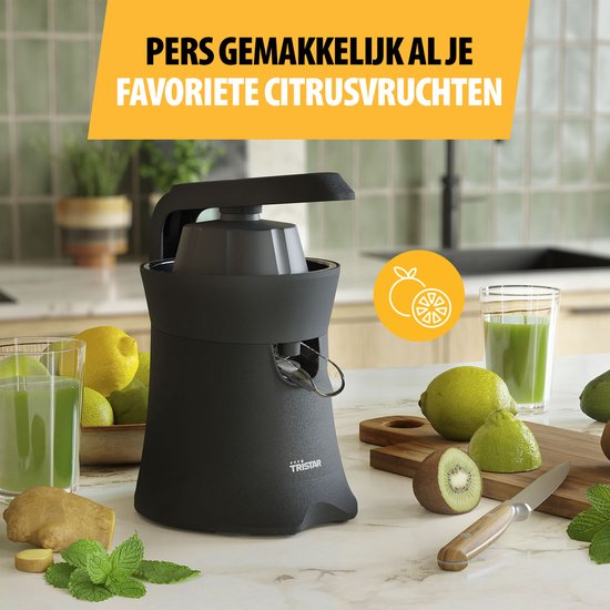 Zwarte Tristar citruspers met citroenen, limoenen en kiwi's, naast glazen sap.